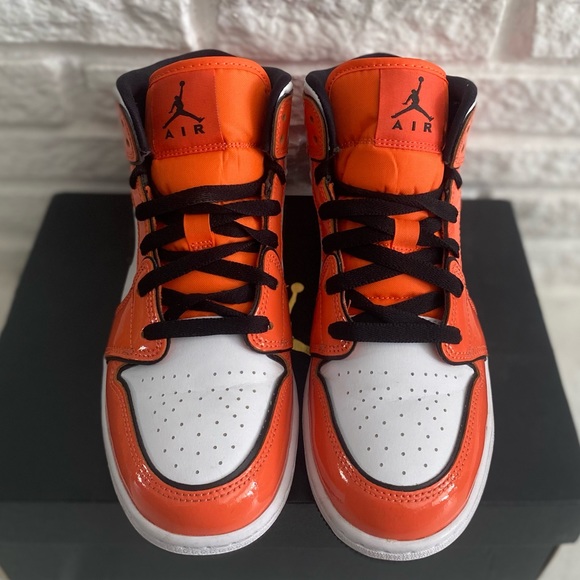 Air Jordan 1 Mid Se Turf Orange - Picture 3 of 8